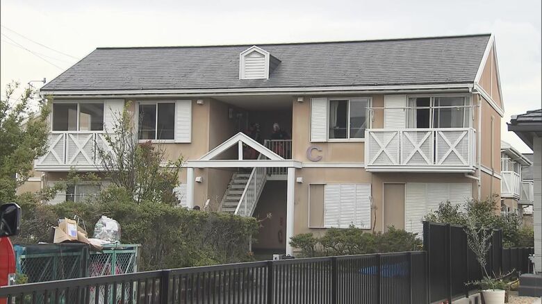 火元の部屋に女性倒れる…アパートで「2階の部屋の玄関から白い煙」住人とみられる40代女性が意識不明の重体｜FNNプライムオンライン