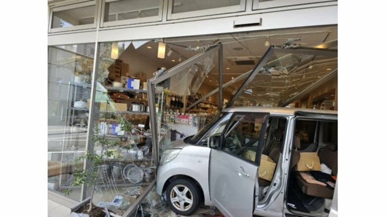 【速報】丸ごと店の中に…高知市の店舗に車が突っ込む事故　ケガ人なし｜FNNプライムオンライン