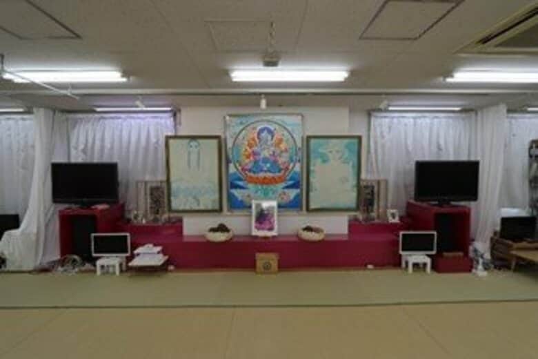 祭壇には“麻原”の写真が 色濃く残るオウム真理教の影　公安庁VSアレフの現在地｜FNNプライムオンライン