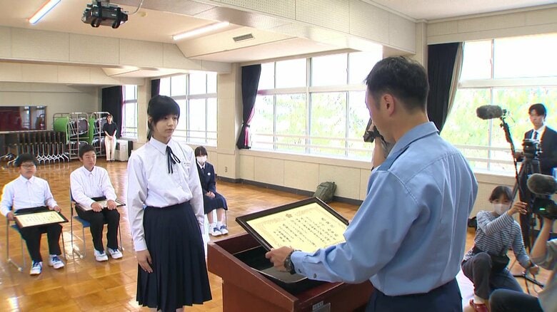 「寒くて死にそう」中学生7人が道に迷った高齢男性を救う　「勇気を出してよかった」警察署長から感謝状　新潟市｜FNNプライムオンライン