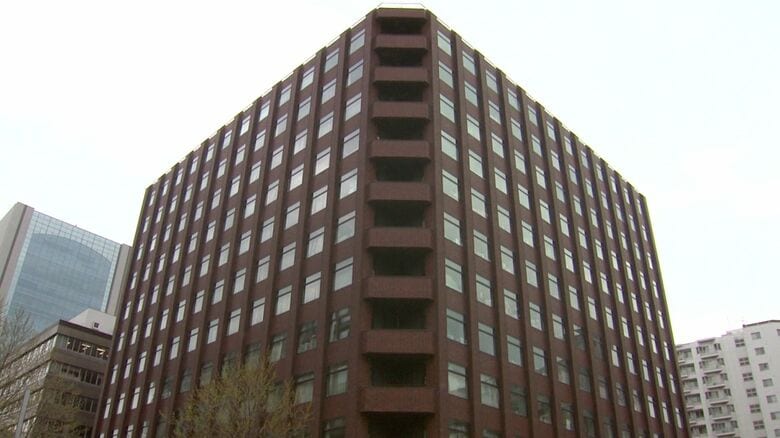 【9か月間で約10回】車で出勤中にバス停にいた女性に”好意”抱き→減速→見つめる→撮影しようとした59歳男性教師を停職1か月の懲戒処分「不審な車がいる」と女性が警察に相談し発覚＜北海道教育委員会＞｜FNNプライムオンライン