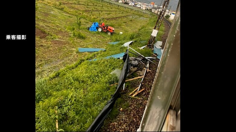 走行列車に農業用ハウスが衝突…乗客の56歳男性死亡、2人けが　急ブレーキ間に合わず　風で飛ばされたか…付近に屋根とみられるものなど散乱　長野・須坂市｜FNNプライムオンライン
