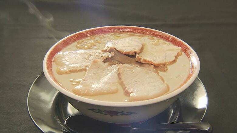 “70年以上変わらぬ味”人気ラーメン店が「パルム」の閉鎖に伴い営業終了　10カ月後、移転して再オープン　朝から多くの列　感謝の一杯を振る舞う　おすすめはチャーシューメン｜FNNプライムオンライン
