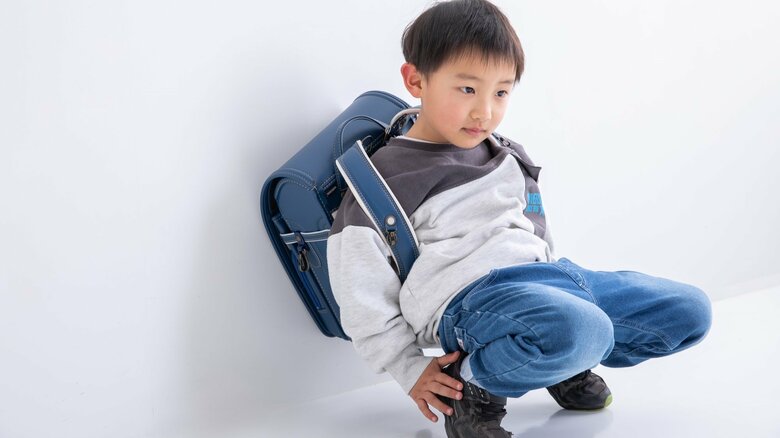 “立ったまま履ける靴”で運動機能がさらに低下？しゃがめない子供が増加中。たった5秒でできる「骨盤起こし」ストレッチ｜FNNプライムオンライン