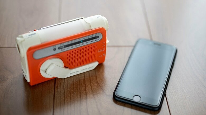 停電でスマホが使えなくなったらどうする?Amazonで人気の充電式ラジオ10選|FNNプライムオンライン