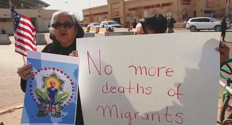 「No more death of migrants」と訴える人々