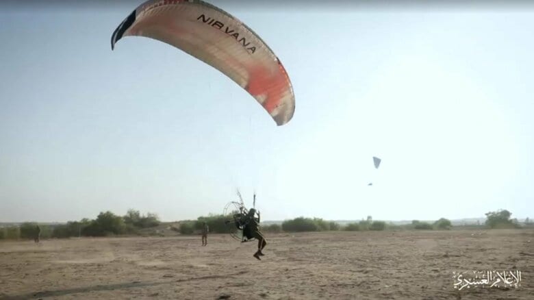 パラグライダーでイスラエルに越境する“訓練”を行う戦闘員（ハマスの軍事部門が10月7日に公開した映像より）