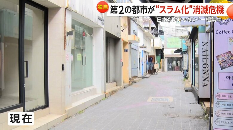 メインの通りから入ると、空き店舗が連なっている