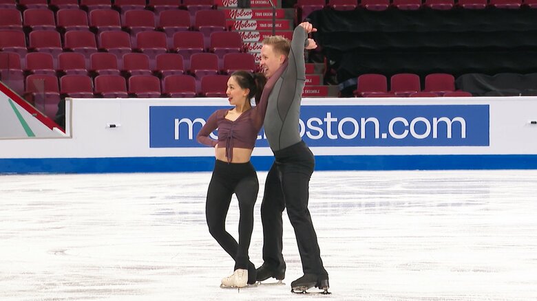世界選手権のリンクで氷上練習をする折原裕香＆ユホ・ピリネン組