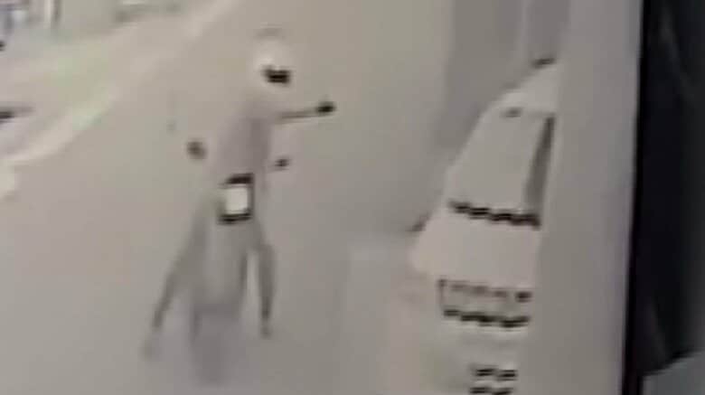 防犯カメラの映像　犯行の瞬間