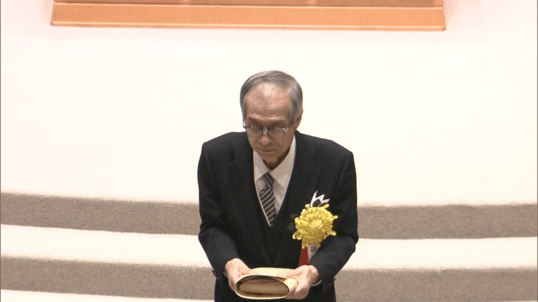 日本学士院賞授賞式での硤合憲三氏（2025年）