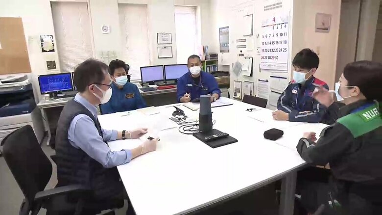 フライトドクター、フライトナース、操縦士、整備士、通信担当者がミーティング