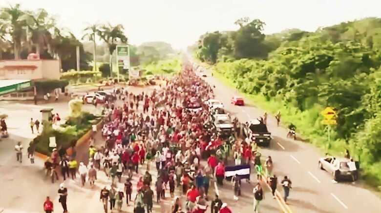 アメリカへ向け移動を続ける人々