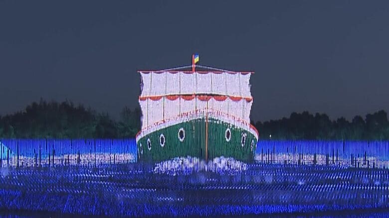 船の前方で海が波打つ様子を再現。進んでいるように見える