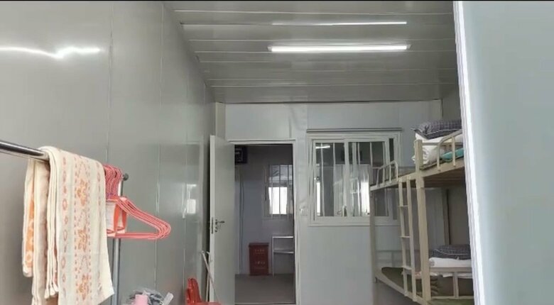 隔離施設の室内は2段ベッドが配置（中国のSNSより）