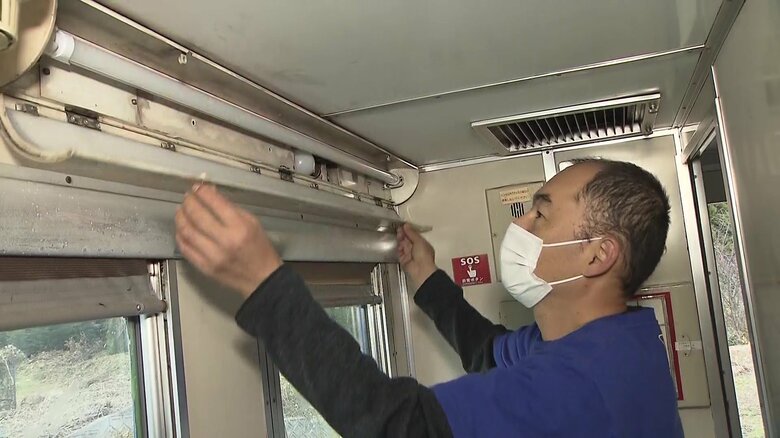 照明の修理をする井澤さん