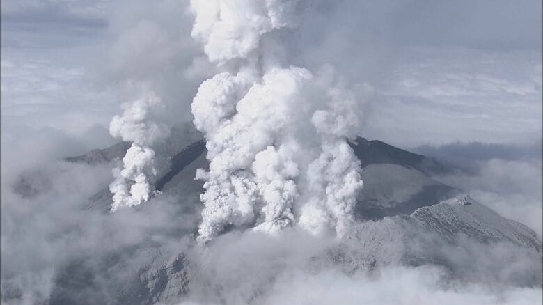 噴火した御嶽山（2014年9月27日）