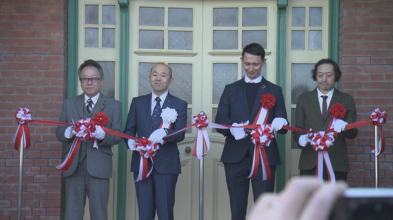 オープン記念のテープカット