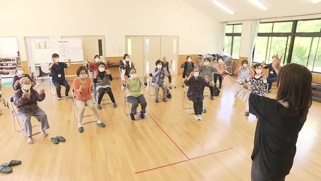 みんなで集まり認知症予防の体操