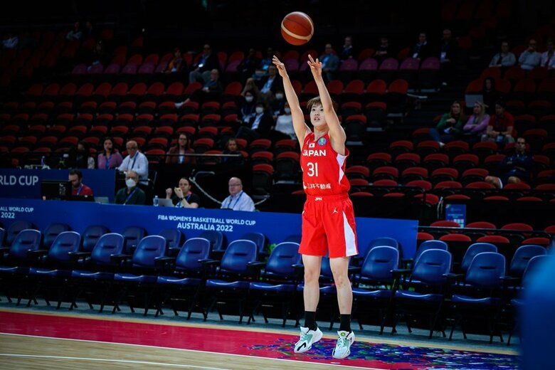 第2クォーターで3ポイントシュート2本を決めた平下愛佳選手（C）FIBA