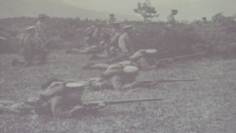 射撃訓練を行う陸軍