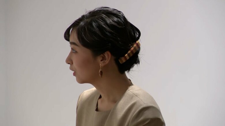 作品の背景について興味深く聞き入られる佳子さま