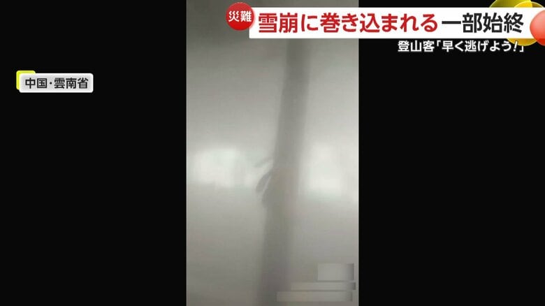 雪が入り込み視界がほとんど見えない小屋の中（中国SNSより）