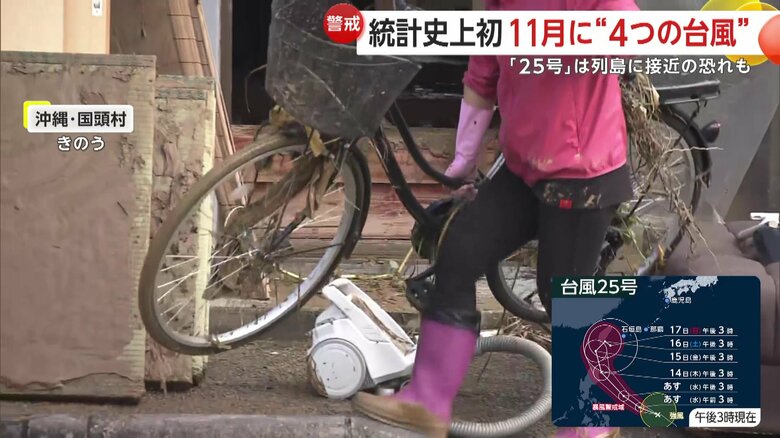 家から泥をかき出す住民