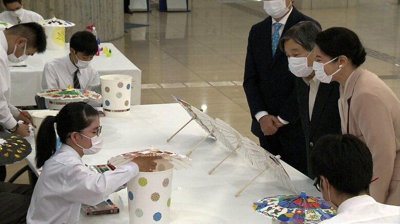 ミニ和傘に絵付けをしている生徒たちに声を掛けられた両陛下