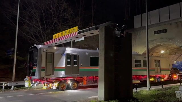 トンネルの多い山間部と通って