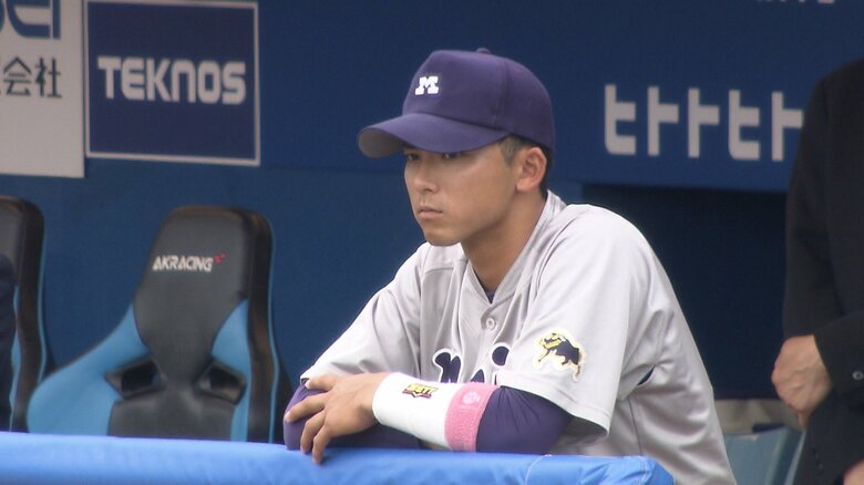 怪我でベンチからチームメイトを見守る宗山塁