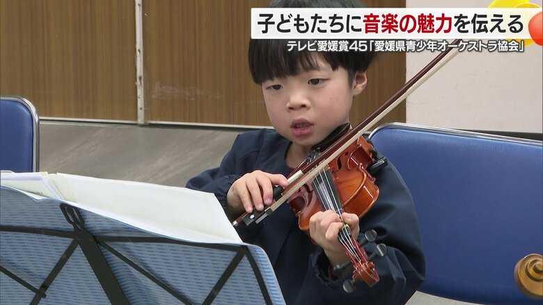 バイオリンを練習する子どもたち