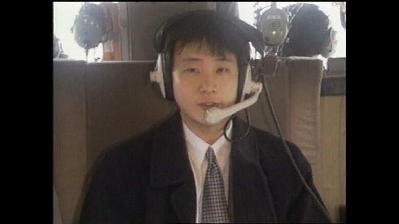 上九一色村にあるオウム真理教の教団施設を上空から取材する筆者（1995年3月）