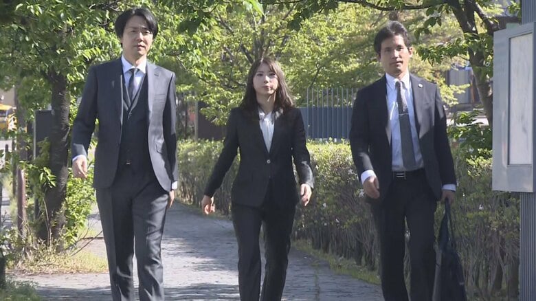 21日　名古屋高裁金沢支部へと向かう福山さん（中央）