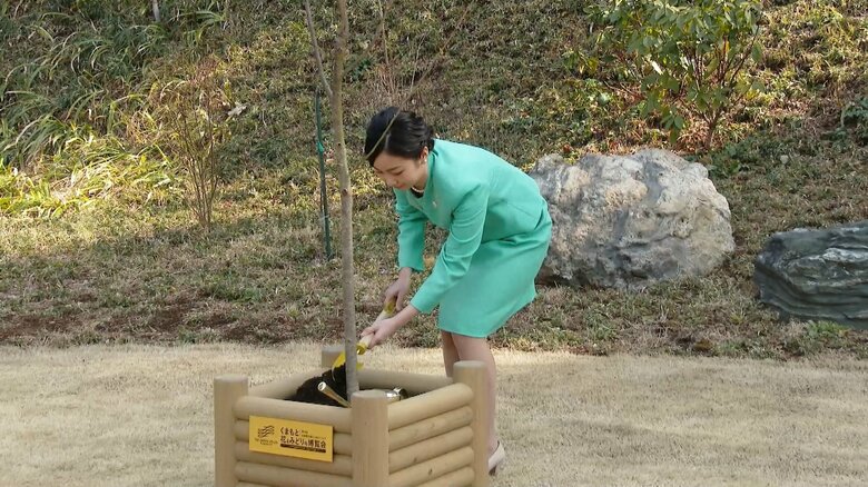 令和4年（2022年）3月 赤坂御用地で記念植樹される佳子さま（提供：令和3年度全国都市緑化祭実行委員会）