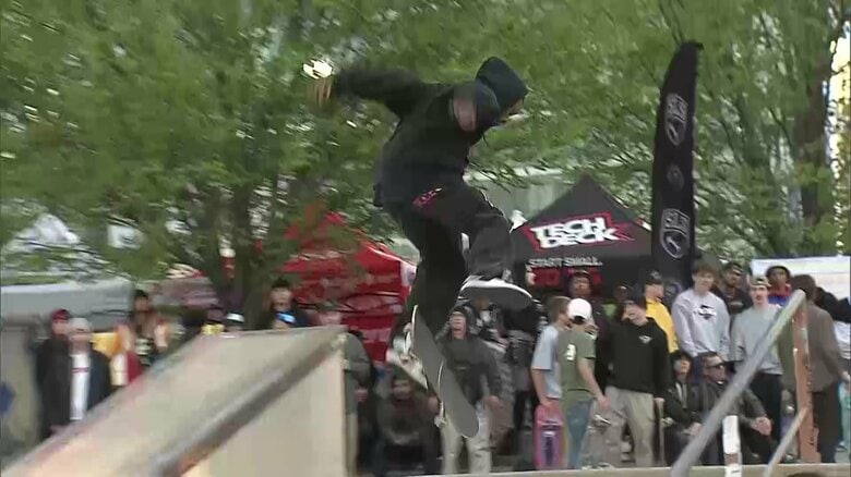 シカゴの公園でスケボーに熱狂する若者たち