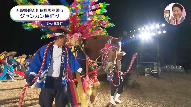 色鮮やかな装飾を背負いリズムに合わせてステップを踏む