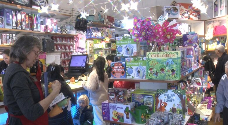 店内は平日でも客が絶えない