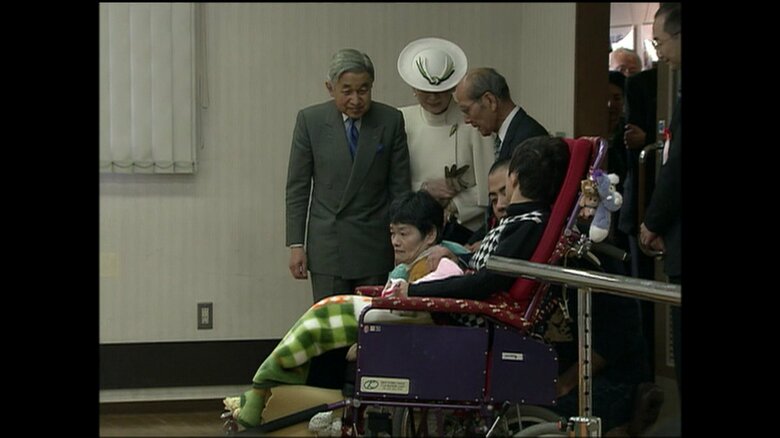 入所者と懇談される両陛下