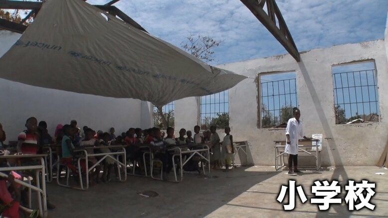 屋根が飛ばされたままの小学校