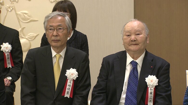 脚本家 池端俊策さん（左）