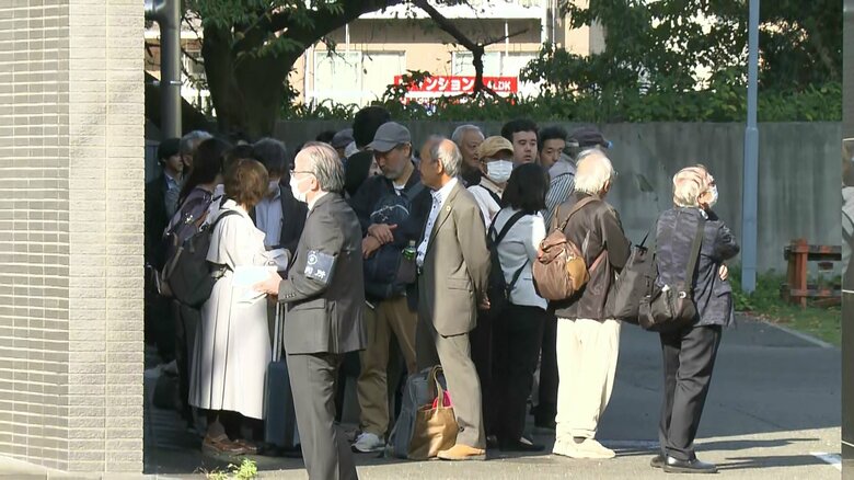 静岡地裁で傍聴券を求める人たち（2023年）