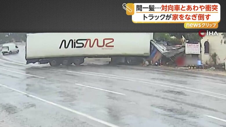走行中のトラックがカーブで横滑りし、そのまま道路脇の家に突っ込む瞬間（トルコ南部）⑥
