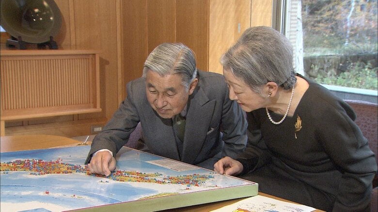 これまで訪問した場所を日本地図に印をされる上皇さまと上皇后さま（2011年11月）