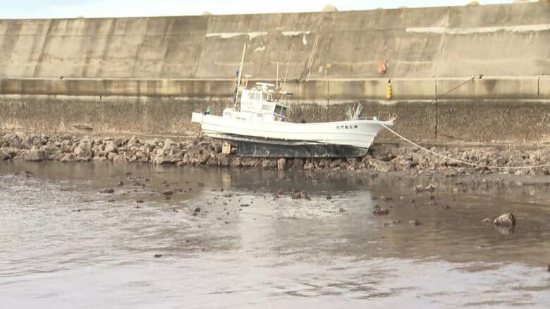 打ち上げられた小さな漁船