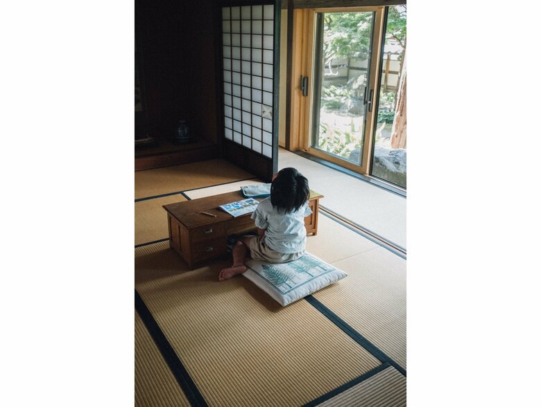 宿題が難しいのか…天井を見つめている（提供：はら かずあきさん）