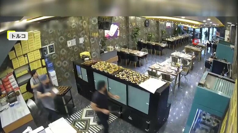 天井が崩落する瞬間（2月22日、トルコ・サカリヤのケバブ店）（1）