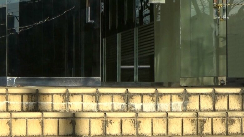 会合が行われた建物入り口（12月23日）