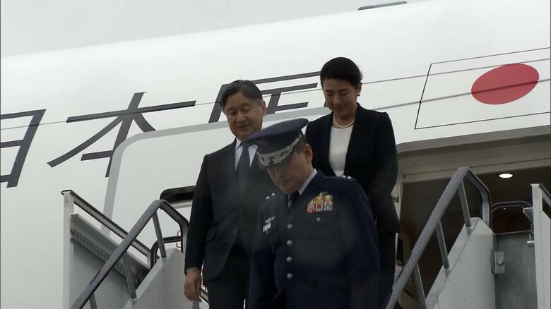 硫黄島に到着された天皇皇后両陛下