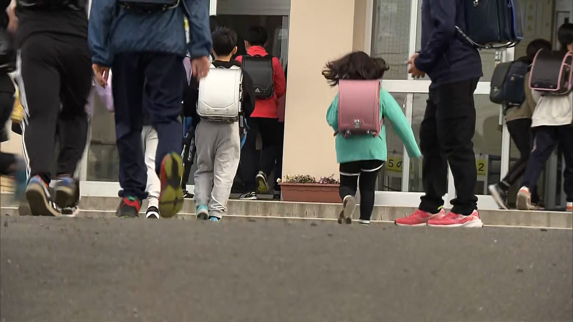 給食センター地震被害で災害用レトルトカレー提供　「ちょっと冷たいけどおいしい」　八戸市内で小中学校の授業再開